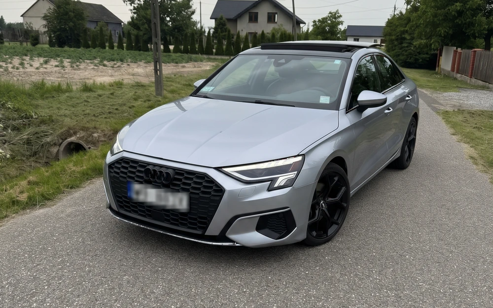 Audi A3 Limousine 8Y ze srebrnym lakierem sprowadzone z USA