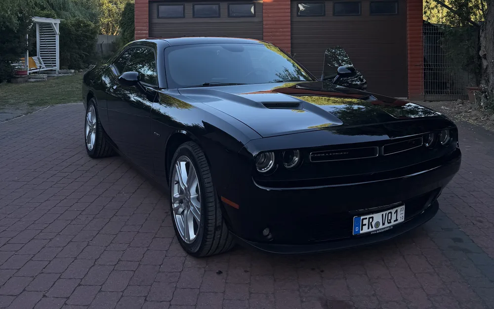 Dodge Challenger w czarnym lakierze po korekcie lakieru i powłoce ceramicznej w Feniks Car Detailing