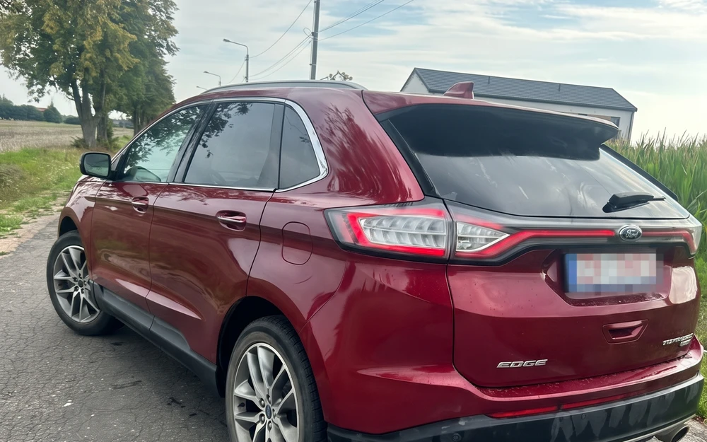 Ford Edge Titanium AWD Ruby Red widok z tyłu po detailingu