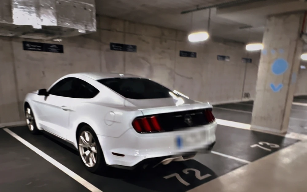 Biały Ford Mustang S550 Fastback sprowadzony z USA