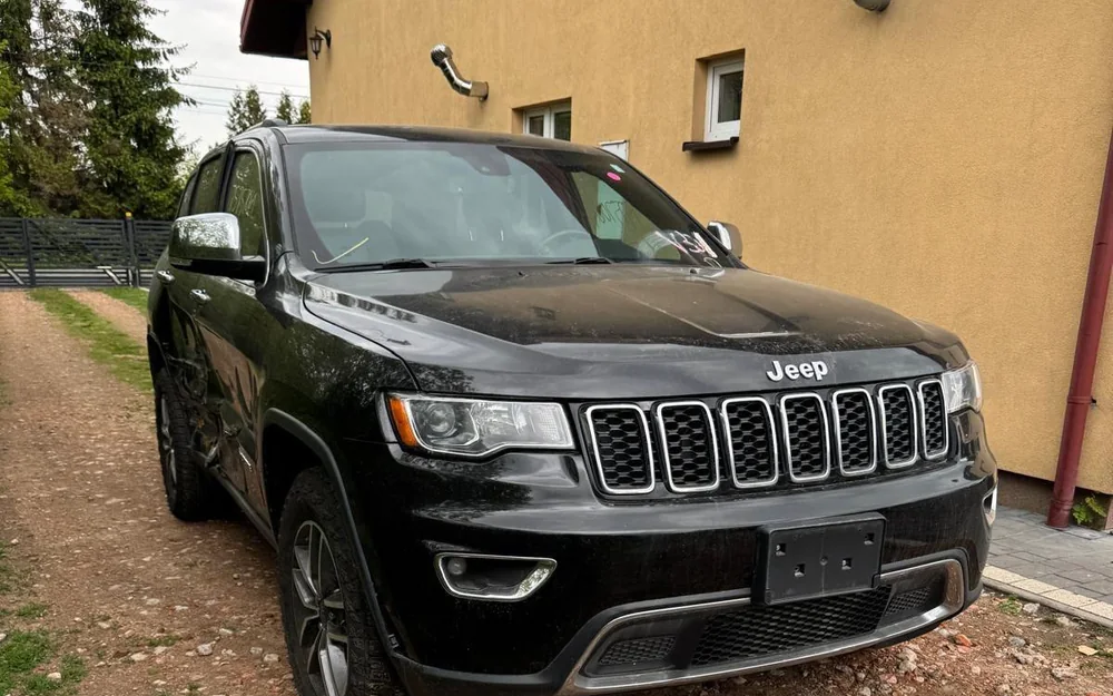 Jeep Grand Cherokee WK2 świeżo po rozładunku wariant pod dom
