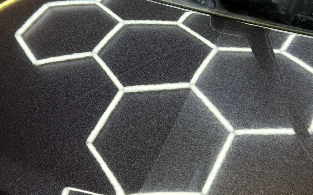 Korekta lakieru 50/50 usunięcie rys i swirli pod lampami LED w Feniks Detailing