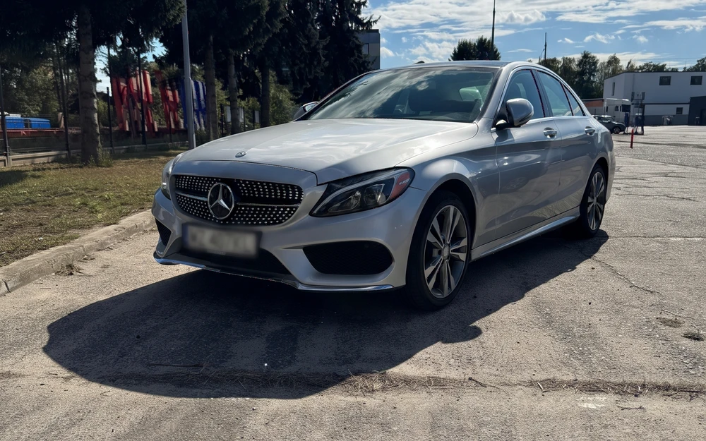 Mercedes-Benz C300 W205 z diamentowym grillem po imporcie z USA