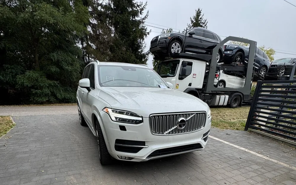 Volvo XC90 Inscription świeżo po zjeździe z autolawety pod studiem Feniks