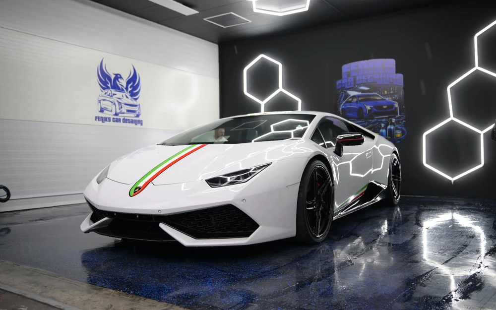 Wnętrze studia Feniks Car Detailing z oświetleniem heksagonalnym dla klientów ze Skierniewic